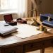 Nature morte élégante évoquant l’héritage, le patrimoine et l’analyse des revenus, avec un portefeuille en cuir, des documents vierges, des pièces et une balance en laiton.