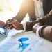 Conseiller financier et client analysant un plan de placement à trois ans autour d’une table.