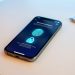 Smartphone affichant une interface abstraite de récupération sécurisée avec un cadenas lumineux et une empreinte biométrique.