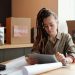 Entrepreneur du e-commerce examine des contrats de fournisseurs européens devant un ordinateur.