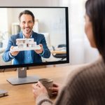 Propriétaire analysant les frais de gestion locative lors d’un appel vidéo avec son gestionnaire immobilier.