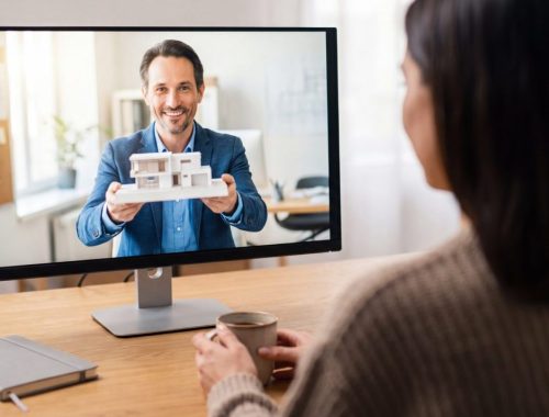Propriétaire analysant les frais de gestion locative lors d’un appel vidéo avec son gestionnaire immobilier.
