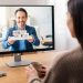 Propriétaire analysant les frais de gestion locative lors d’un appel vidéo avec son gestionnaire immobilier.
